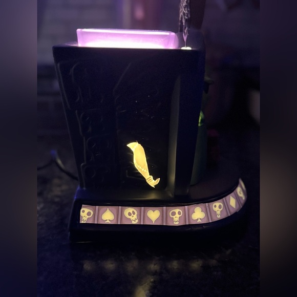 OOGIE BOOGIE’S CASINO NIGHTMARE BEFORE CHRISTMAS SCENTSY WARMER RARE - Picture 14 of 15